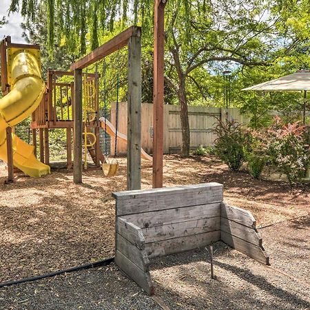 Central Medford Family Retreat With Large Yard! Eksteriør billede