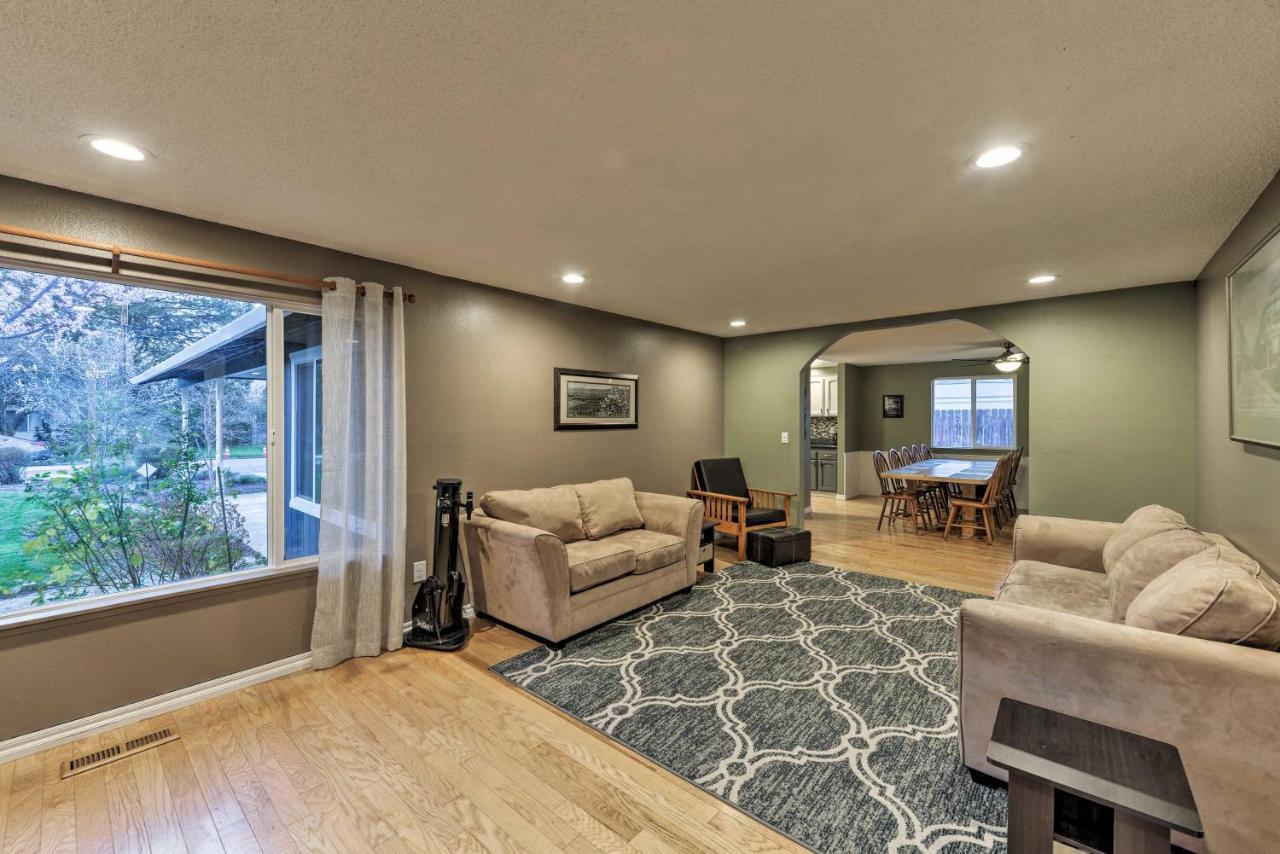 Central Medford Family Retreat With Large Yard! Eksteriør billede